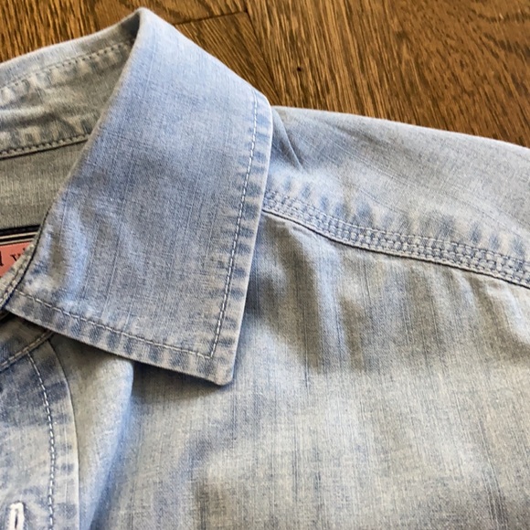 Men’s Vineyard Vines jean material shirt - Picture 3 of 3